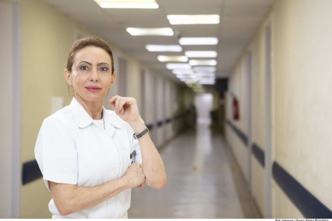 Carla é médica especialista em diversas áreas, como hematologia, vigilância sanitária e epidemiológica