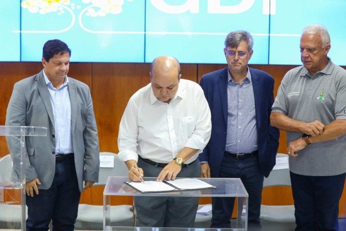 O governador Ibaneis Rocha (MDB) assinou o termo de compromisso na manhã desta quinta-feira (14/12) - (crédito: Renato Alves/Agência Brasília) O governador Ibaneis Rocha (MDB) assinou o termo de compromisso na manhã desta quinta-feira (14/12) - (crédito: Renato Alves/Agência Brasília)