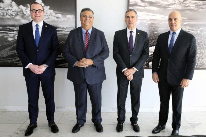 Ministros Cristiano Zanin, LuÃ­s Roberto Barroso e Alexandre de Moraes recebem FlÃ¡vio Dino, que teve o nome aprovado para o Supremo