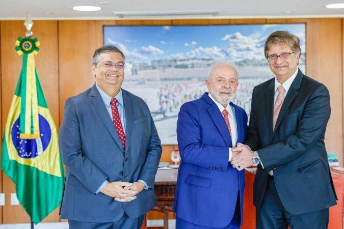 Lula cumprimenta Gonet pela aprovação do nome à PGR, na sessão do Senado de quarta-feira. Nome de Dino ao STF também ou - (crédito: Ricardo Stuckert/PR) Lula cumprimenta Gonet pela aprovação do nome à PGR, na sessão do Senado de quarta-feira. Nome de Dino ao STF também ou - (crédito: Ricardo Stuckert/PR)