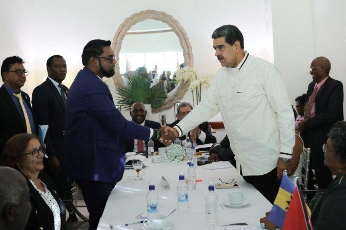 Presidentes da Guiana, Mohamed Irfaan Ali (à esquerda), e da Venezuela, Nicolás Maduro (à direita) se encontraram nesta quinta-feira (14) para discutir crise em torno da região de Essequibo - (crédito: Presidência da Venezuela) Presidentes da Guiana, Mohamed Irfaan Ali (à esquerda), e da Venezuela, Nicolás Maduro (à direita) se encontraram nesta quinta-feira (14) para discutir crise em torno da região de Essequibo - (crédito: Presidência da Venezuela)