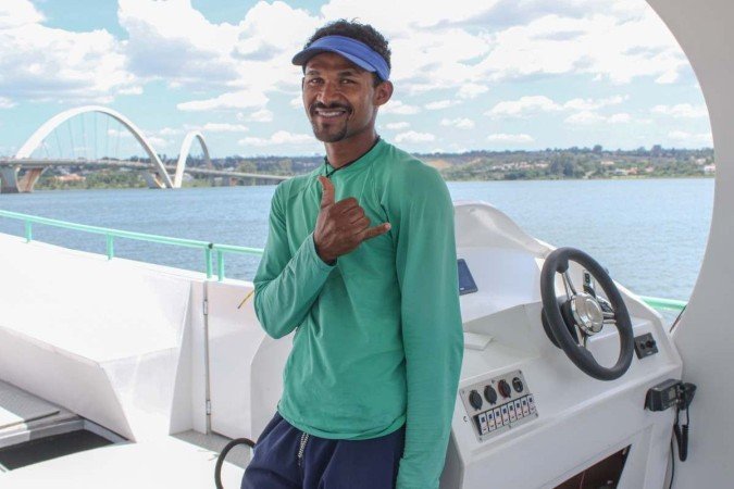  14/12/2023 CrÃ©dito: Kayo MagalhÃ£es/CB/D.A Press. Brasil. BrasÃ­lia - DF. Cidades. Volta da onda de calor. Na foto, Marcelo Assis, instrutor de caiaque na Orla do Lago ParanoÃ¡. 