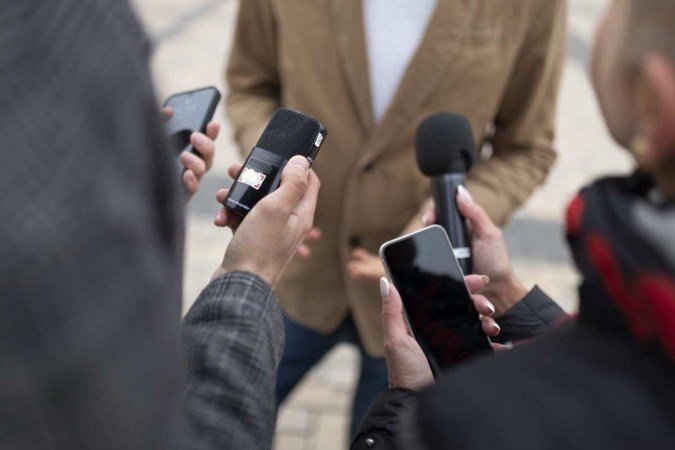 Repórter entrevistando uma fonte - (crédito: Freepik) Repórter entrevistando uma fonte - (crédito: Freepik)