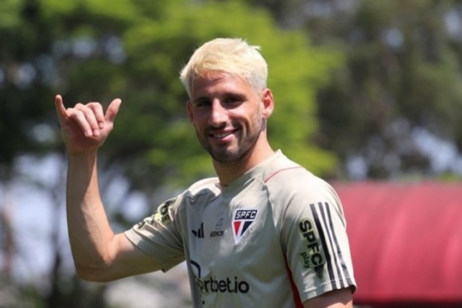 Calleri passou por cirurgia e só volta a atuar em 2024 -  (crédito: Foto: Divulgação / São Paulo)