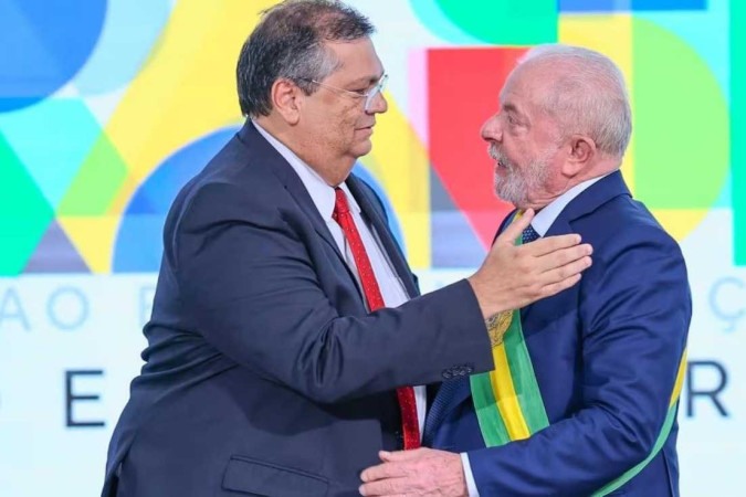 Lula comemora aprovação de Dino e diz que está feliz com ‘ministro comunista’ no STF