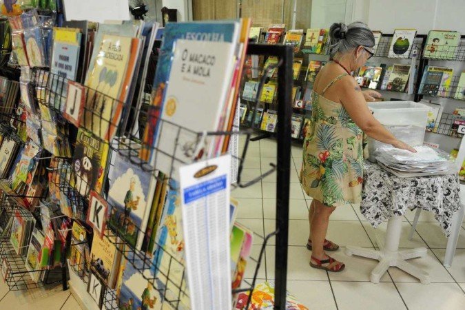 Livros usados preenchem as estantes do Sebinho há 38 anos. 