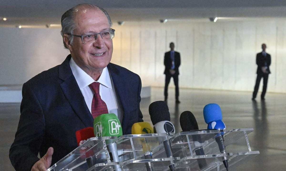 Alckmin anuncia aumento de imposto de importação sobre veículos elétricos