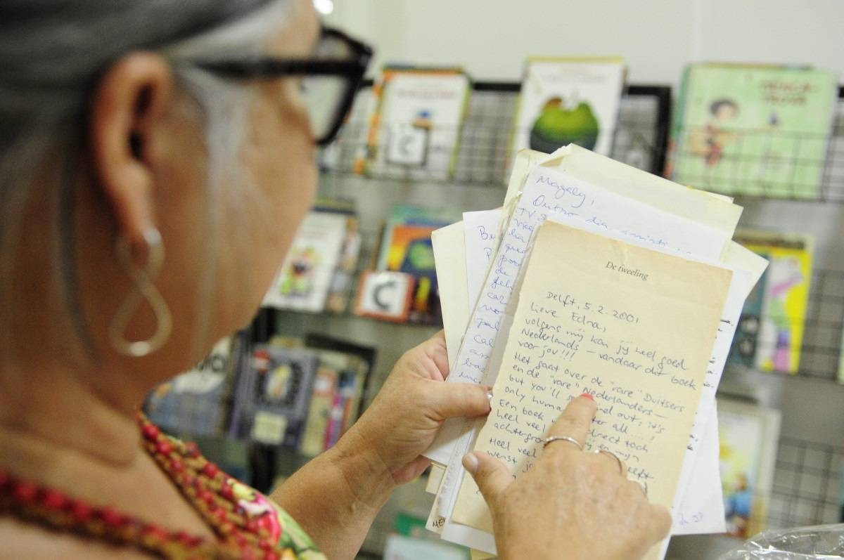 Bilhetes em outras línguas também aparecem entre os itens esquecidos em livros