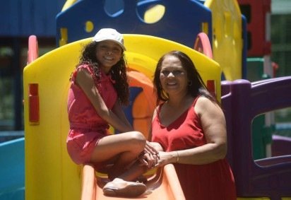 Eliene Maciel, 49, deixa a filha Emanuelle Sofia Maciel, 10, na Colônia de Férias Arte de Viver há dois anos -  (crédito:  Ed Alves/CB/DA.Press)