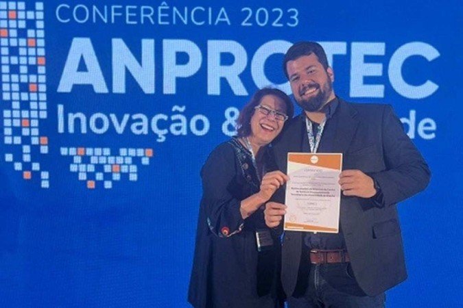Coordenadores do Programa Multincubadora da UnB recebem o selo