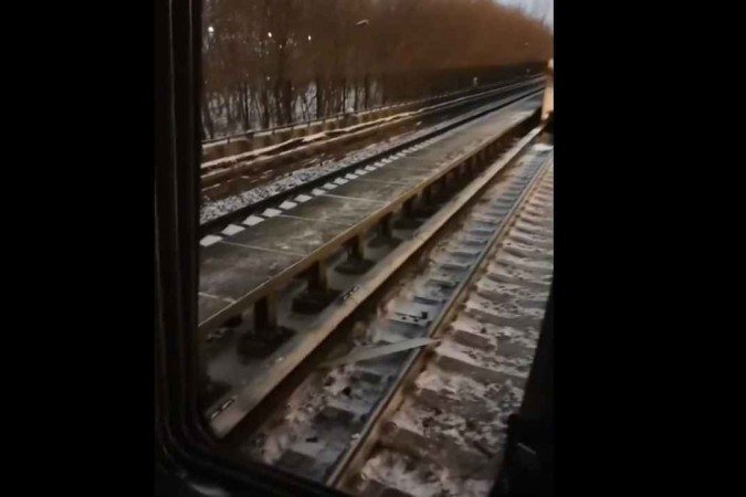 Separação do metrô de Pequim deixa mais de 30 passageiros feridos -  (crédito: Reprodução/ Twitter/ @MeanwhileinCN)