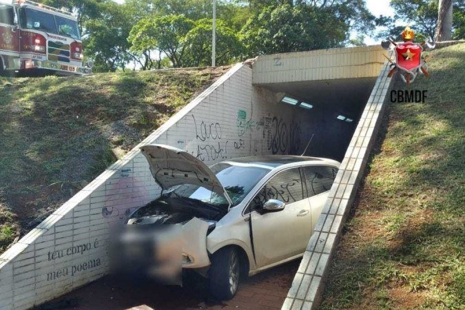 Carro cai em passarela subterranea do Eixão - (crédito: CBMDF/Divulgação) Carro cai em passarela subterranea do Eixão - (crédito: CBMDF/Divulgação)