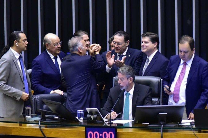 Parlamentares comemoram a aprovação da reforma tributária - (crédito: Zeca Ribeiro/Câmara dos Deputados) Parlamentares comemoram a aprovação da reforma tributária - (crédito: Zeca Ribeiro/Câmara dos Deputados)