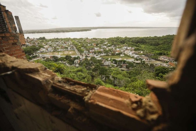 Bomparto, com a lagoa de Mundaú ao fundo, é uma das localidades de Maceió que está totalmente desabitada -  (crédito: Joédson Alves/Agência Brasil)