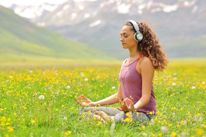 Meditação tem ganhado destaque por oferecer benefícios em diversos âmbitos da vida (Imagem: Antonio Guillem | Shutterstock) - (crédito: EdiCase) Meditação tem ganhado destaque por oferecer benefícios em diversos âmbitos da vida (Imagem: Antonio Guillem | Shutterstock) - (crédito: EdiCase)