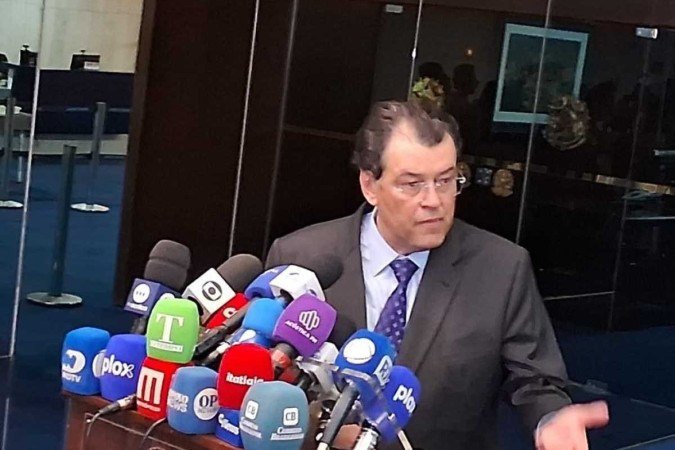 Senador Eduardo Braga durante coletiva sobre votação da reforma tributária, nesta sexta-feira (15/12).
- (crédito: Evandro Ãboli) Senador Eduardo Braga durante coletiva sobre votação da reforma tributária, nesta sexta-feira (15/12).
- (crédito: Evandro Ãboli)