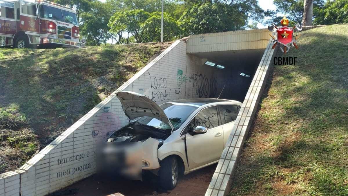  Carro cai em passarela subterranea do Eixão