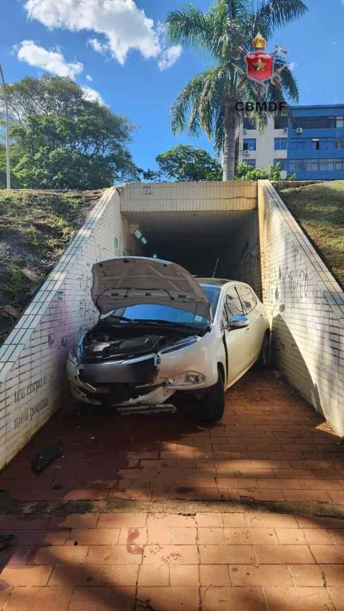  Carro cai em passarela subterranea do Eixão