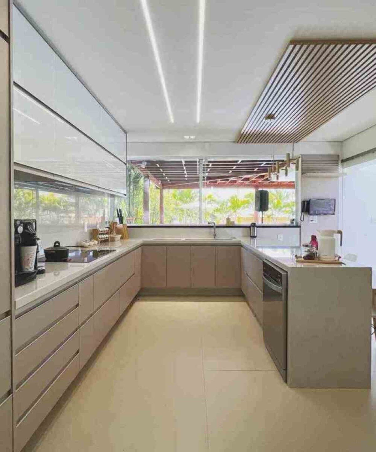 A cozinha mistura estilos, como a combinação de elementos modernos e rústicos