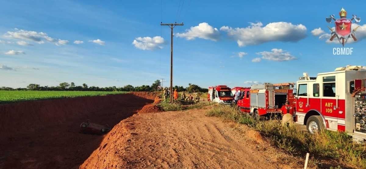 Carro capota, cai em vala e deixa cinco crianças feridas em Planaltina