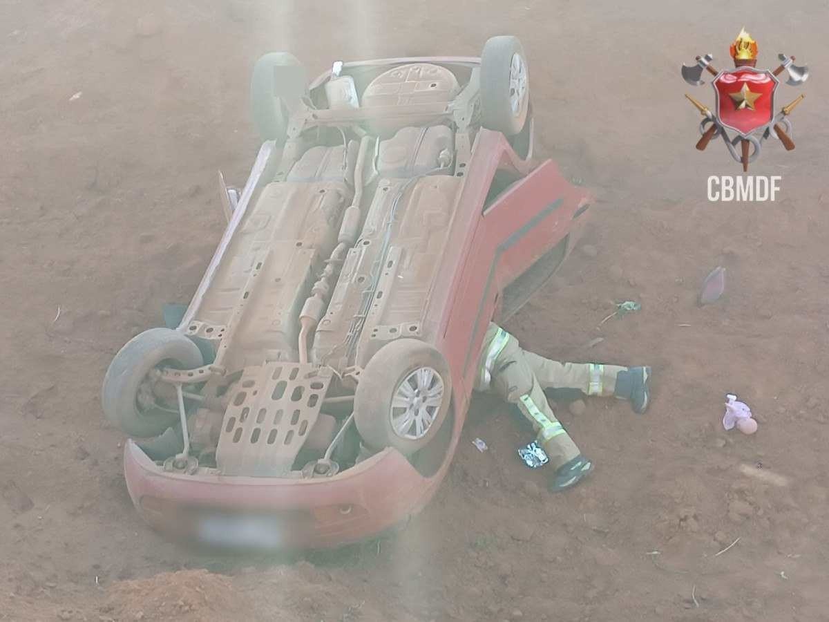 Carro capota, cai em vala e deixa cinco crianças feridas em Planaltina
