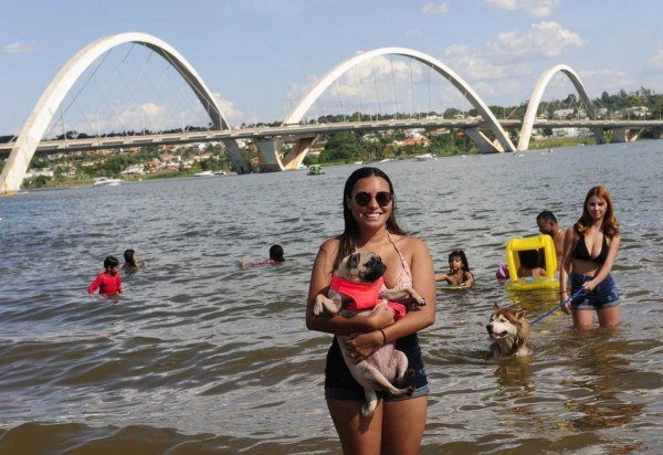  16/12/2023. Crédito: Minervino Júnior/CB/D.A Press. Brasil.  Brasilia - DF.  Altas temperaturas e calor em Brasília na Ponte JK.