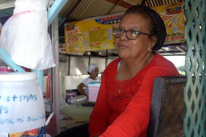 Oriana em sua barraca de comida venezuelana em Georgetown - (crédito: BBC) Oriana em sua barraca de comida venezuelana em Georgetown - (crédito: BBC)