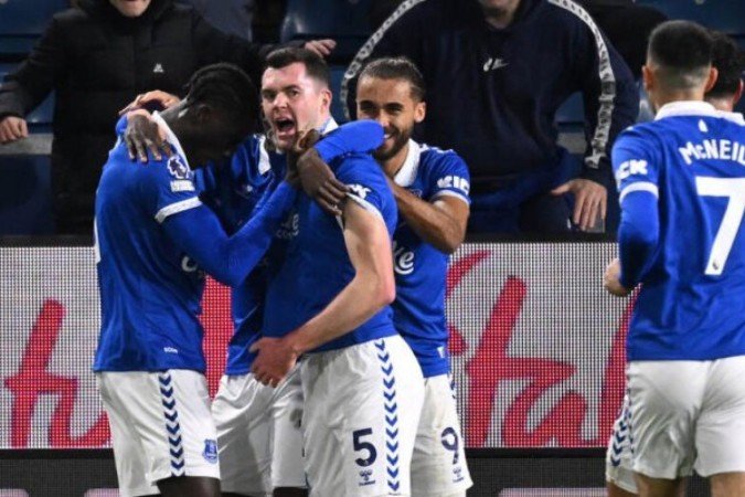 Onana ganha até do goleiro Trafford e, de cabeça, faz o primeiro gol do Everton sobre o Burnley - (crédito: Foto: Oli Scarff /AFP via Getty Images) Onana ganha até do goleiro Trafford e, de cabeça, faz o primeiro gol do Everton sobre o Burnley - (crédito: Foto: Oli Scarff /AFP via Getty Images)