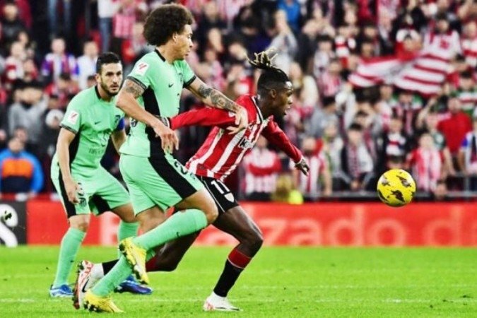 Nico Williams (de vermelho) a por Witsel como bem entende. Fera fez um golaço na vitpóiria do Bilbao sobre o Atlético - (crédito: AFP via Getty Images) Nico Williams (de vermelho) a por Witsel como bem entende. Fera fez um golaço na vitpóiria do Bilbao sobre o Atlético - (crédito: AFP via Getty Images)