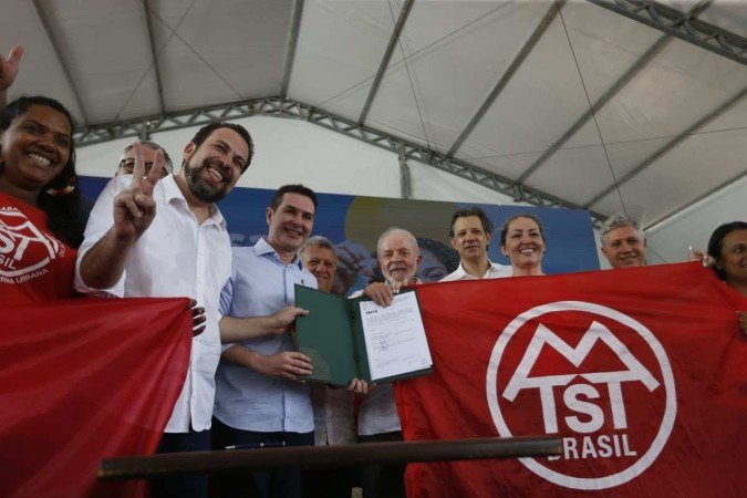 Boulos, Lula e ministros no lançamento do Copa do Povo. Oportunidade para criticar Bolsonaro e adversários     -  (crédito: Paulo Pinto/Agência Brasil)