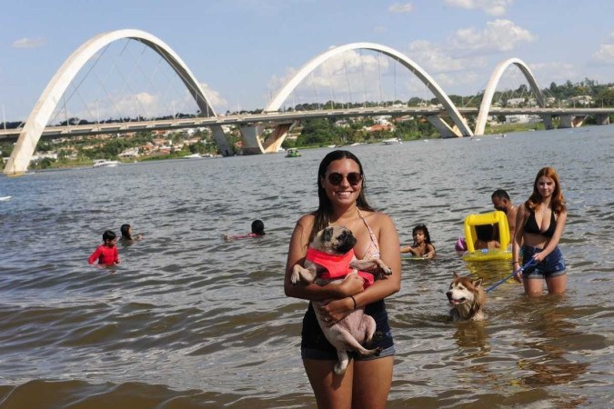 Calorão no DF: brasilienses aproveitam para se refrescar na Água