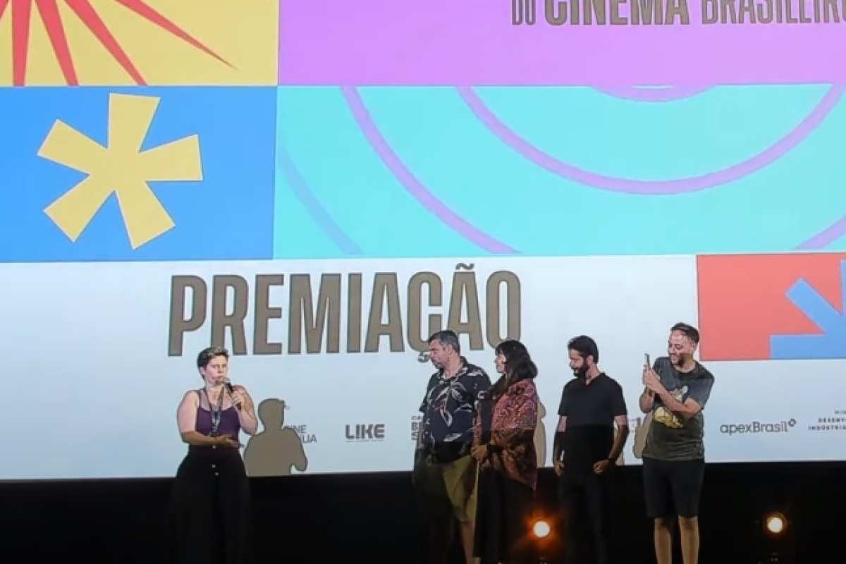 Cerimônia de encerramento do Cine Brasília é marcada por protestos