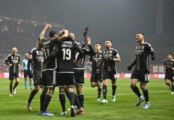 O goleiro do Braga Matheus Magalhaes, se antecipa tentando evitar a cabeçada do benfiquista Otamendi  (de preto) -  Foto:  Miguel Riopa/ AFP via Getty Images