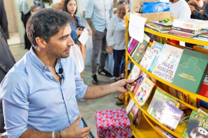 O técnico Abel Ferreira se tornou embaixador da Rede Nacional de Bibliotecas Comunitárias (RNBC) e visitou a Biblioteca Comunitária do Eucaliptos, localizada na ONG Cultura Familiar do Eucaliptos, em Santo André (SP) -  (crédito:  Nakano)