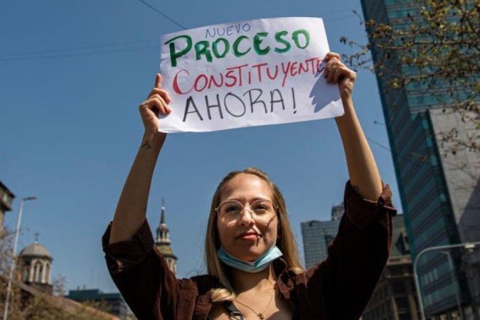 Manifestante pede mudança na Constituição no Chile - (crédito: Getty Images) Manifestante pede mudança na Constituição no Chile - (crédito: Getty Images)