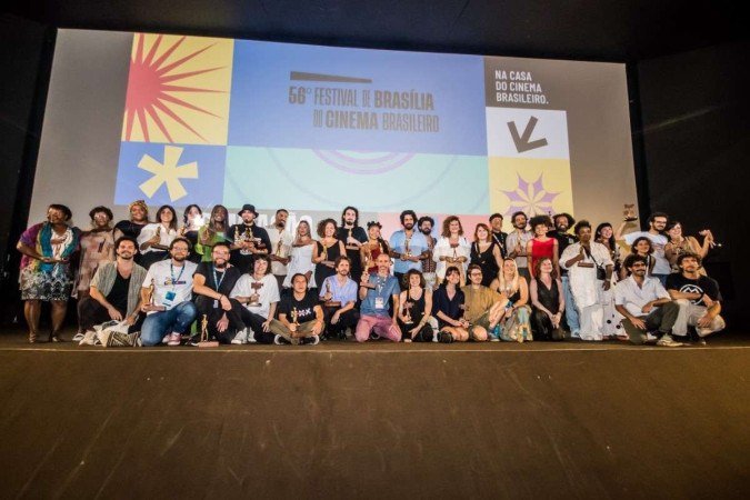 Palco do resultado de prêmios do 56o Festival de Brasília do Cinema Brasileiro: conjunto de vencedores de Candango 