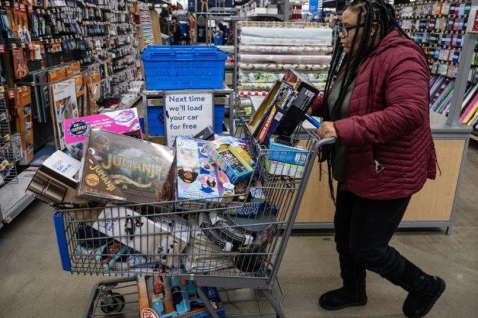 A resposta do governo dos EUA à pandemia aumentou as poupanças das famílias norte-americanas. - (crédito: Getty Images) A resposta do governo dos EUA à pandemia aumentou as poupanças das famílias norte-americanas. - (crédito: Getty Images)