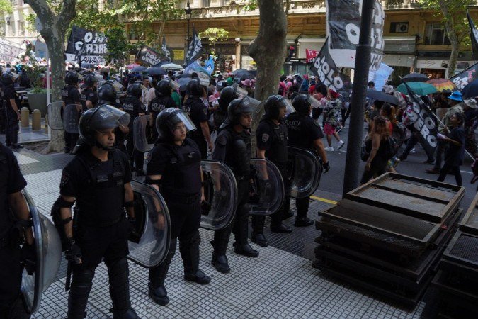 Polícia argentina patrulha manifestação contra as políticas do novo presidente argentino, Javier Milei, em Buenos Aires - (crédito: Getty Images) Polícia argentina patrulha manifestação contra as políticas do novo presidente argentino, Javier Milei, em Buenos Aires - (crédito: Getty Images)