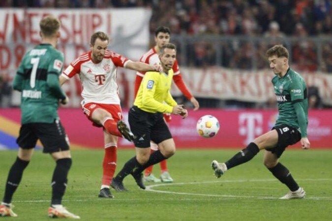 Kane corre para comemorar o seu segundo gol no duelo em que o Bayern venceu o Sturttgart, neste domingo, no Allianz Arena - (crédito: - Foto: Michaela Rehle / AFP via Getty Images) Kane corre para comemorar o seu segundo gol no duelo em que o Bayern venceu o Sturttgart, neste domingo, no Allianz Arena - (crédito: - Foto: Michaela Rehle / AFP via Getty Images)