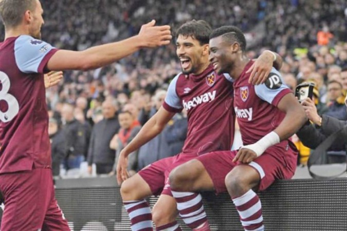 Paquetá comemora ao lado de Kudus. A dupla mandou muoito bem na vitória do West Ham sobre o Wolverhasmpton -  (crédito: Foto: Divulgação/West Ham)