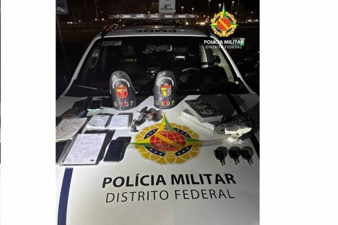 Casal com criança de colo é preso com 2,5 kg de cocaína, em Samambaia - (crédito: Divulgação/PMDF) Casal com criança de colo é preso com 2,5 kg de cocaína, em Samambaia - (crédito: Divulgação/PMDF)