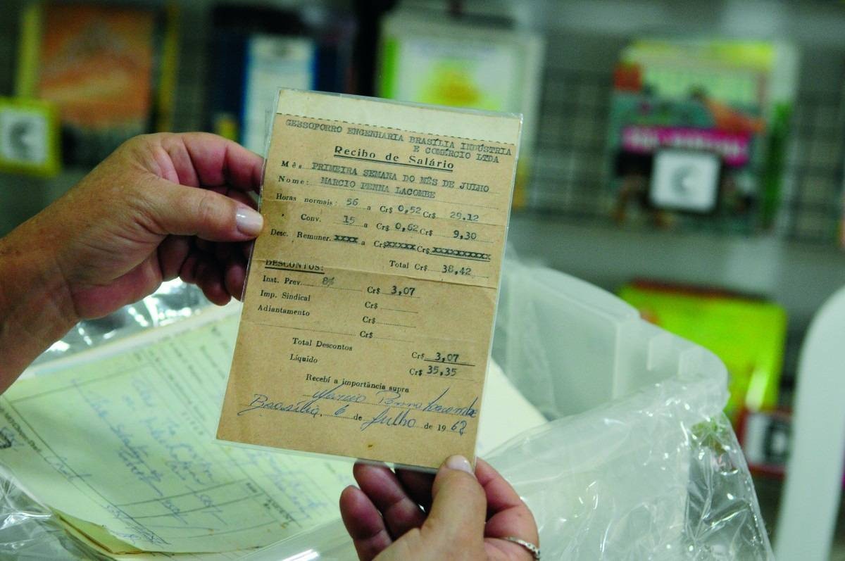 De bilhetes a dinheiro! Sebos de Brasília catalogam achados dentro de livros