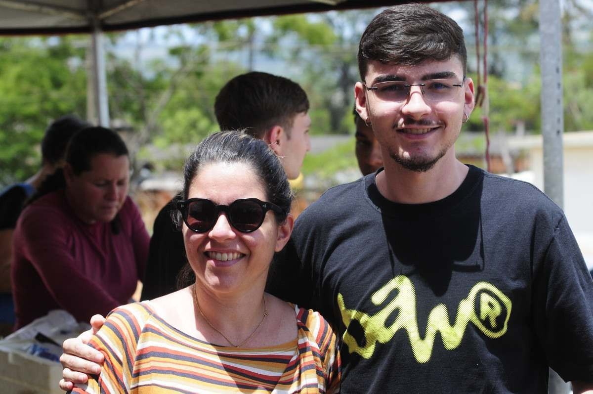 Pedro, 19, conta com o suporte da mãe, Laura Alice Fonseca