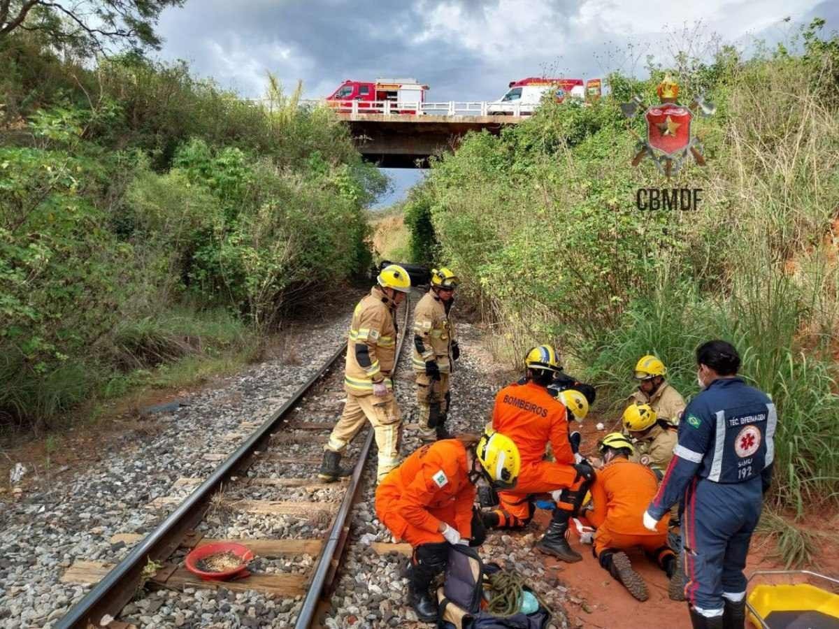 Carro cai de ponte e fica sobre trilhos do trem na DF 001, próximo à Vila da Marinha.