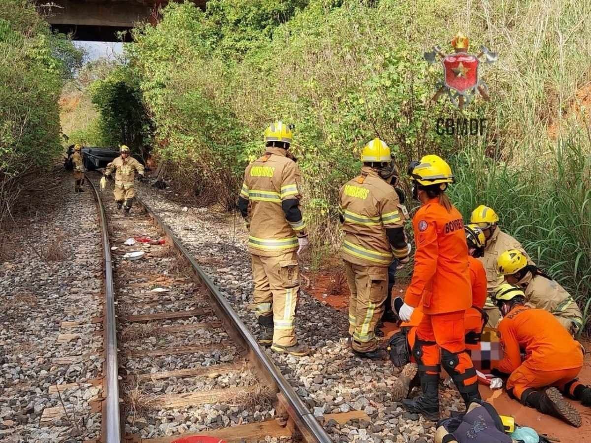 Carro cai de ponte e fica sobre trilhos do trem na DF 001, próximo à Vila da Marinha.