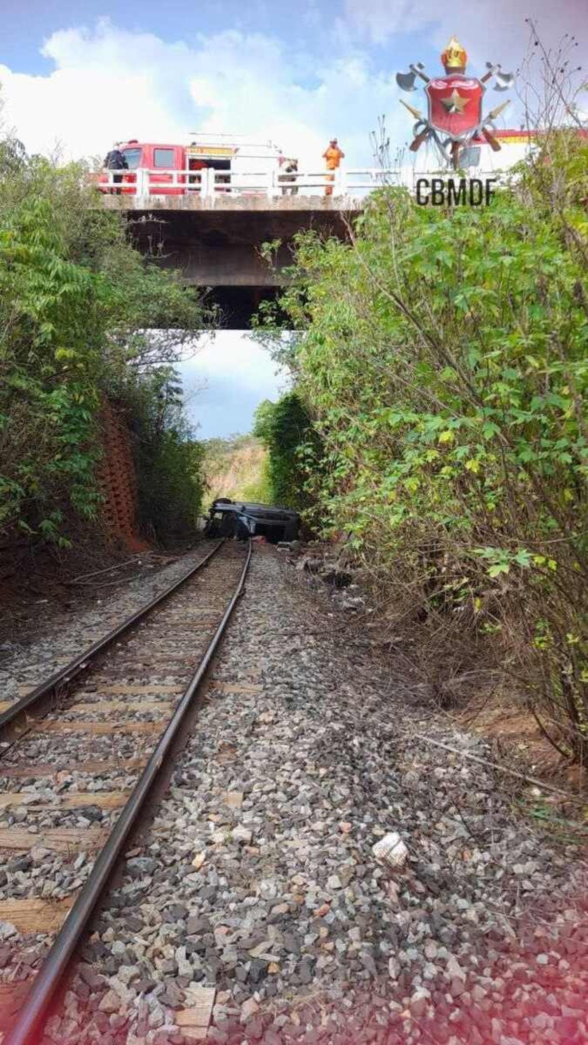 Carro cai de ponte e fica sobre trilhos do trem na DF 001, próximo à Vila da Marinha.