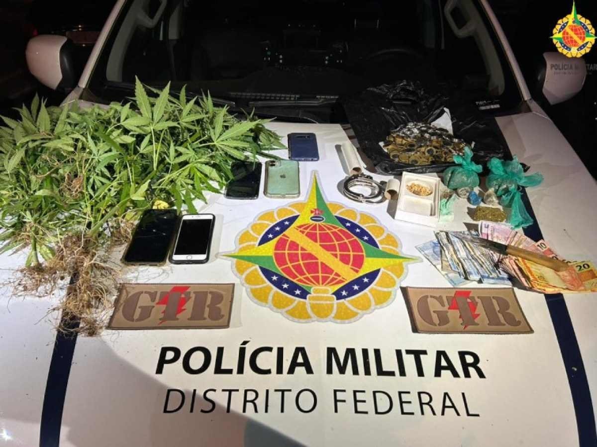 Polícia Militar encontra plantação de maconha e porções de cocaína e ecstasy em casa no Café Sem Troco 