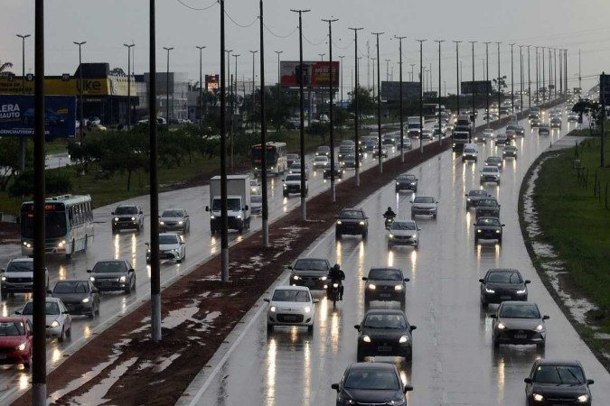 No primeiro dia útil após entrega da obra, condutores disseram que reduziram o tempo para chegarem ao destino - (crédito: Marcelo Ferreira/CB/D.A Press) No primeiro dia útil após entrega da obra, condutores disseram que reduziram o tempo para chegarem ao destino - (crédito: Marcelo Ferreira/CB/D.A Press)