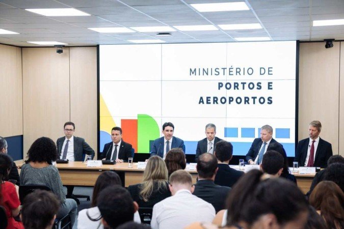 Silvio (C) anunciou as medidas com os CEOs. Governo e aéreas se mostraram dispostos a oferecer melhores preços -  (crédito: Vosmar Rosa/MPOR)