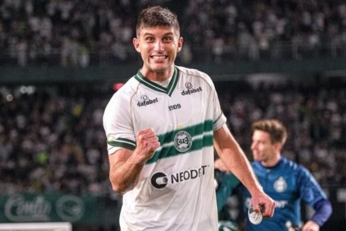 Kuscevic em campo pelo Coritiba -  (crédito: Foto: Guilherme Griebeler / Coritiba)